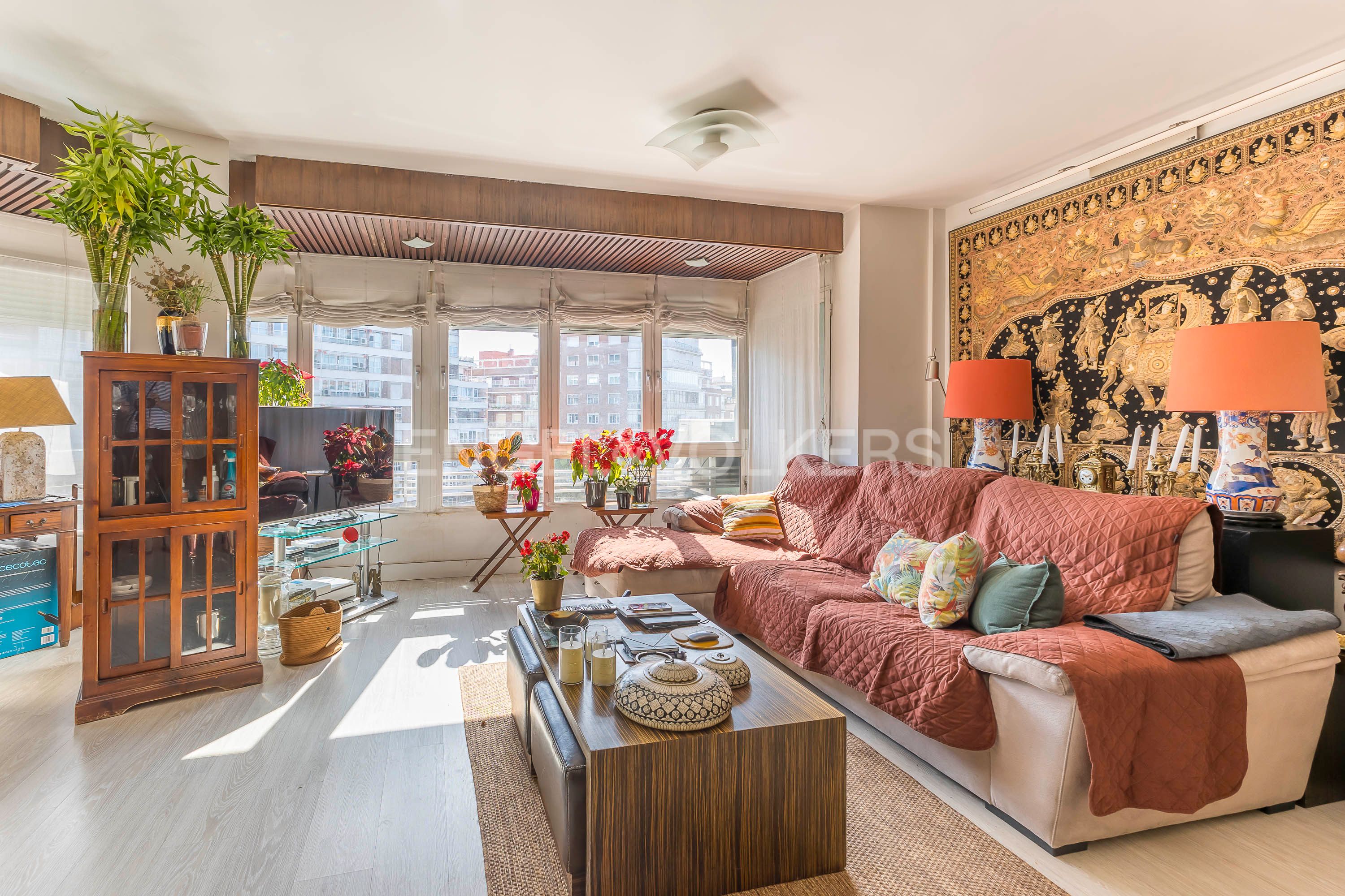 Sala d'estar de Apartament en venda en  Madrid Capital amb Aire condicionat, Calefacció i Parquet