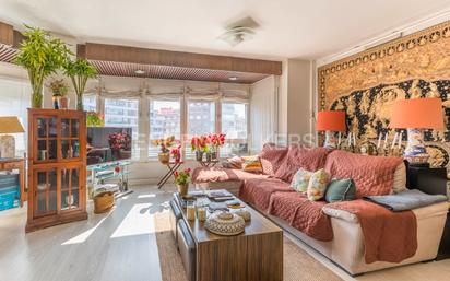 Sala d'estar de Apartament en venda en  Madrid Capital amb Aire condicionat, Calefacció i Parquet