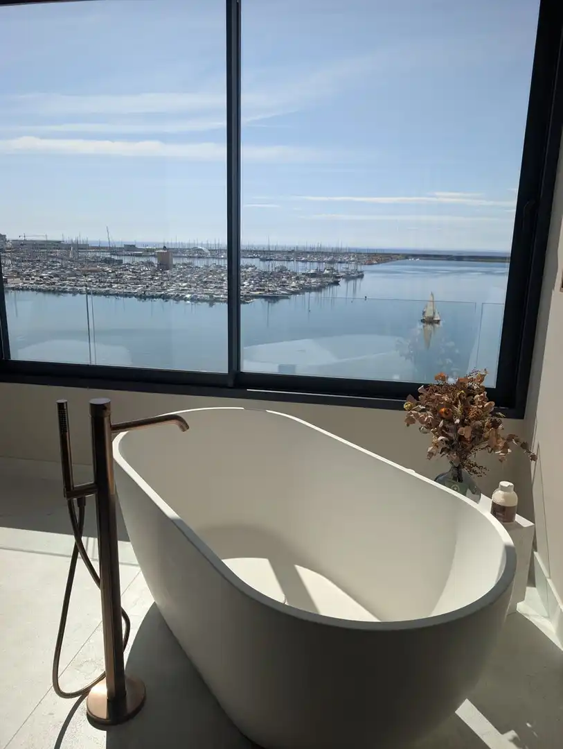 Baño de Piso de alquiler en Torrevieja con Aire acondicionado, Terraza y Amueblado