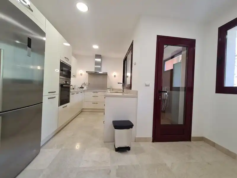 Cocina de Casa adosada de alquiler en Benahavís con Aire acondicionado, Calefacción y Jardín privado