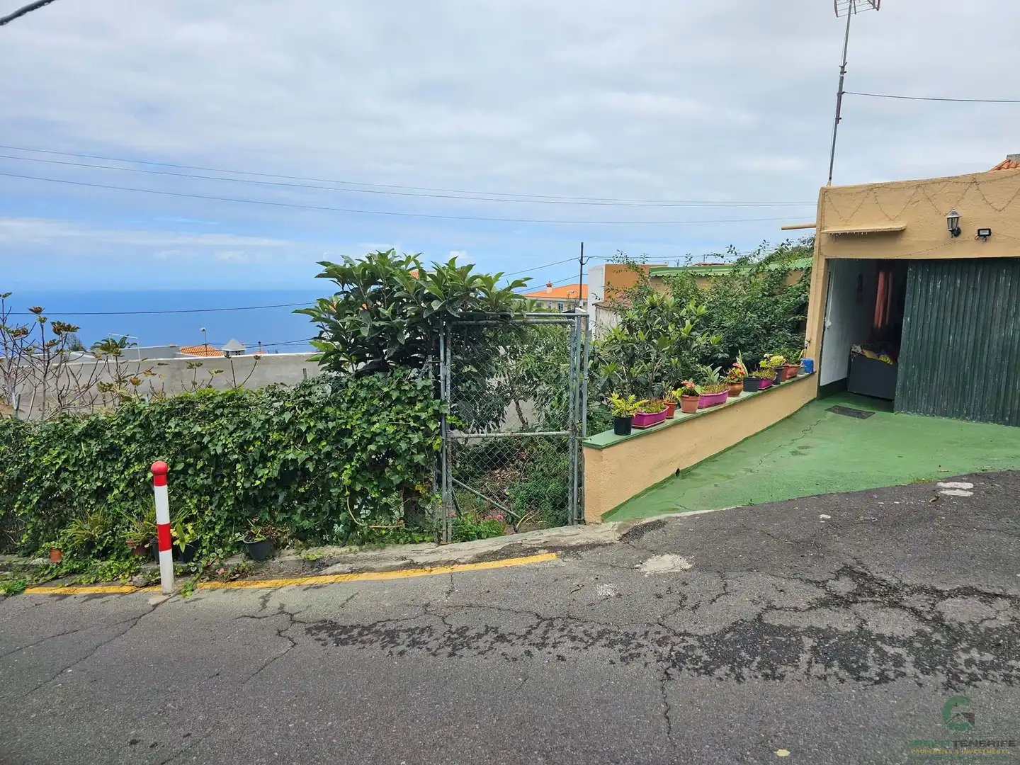 Außenansicht von Einfamilien-Reihenhaus zum Verkauf in Garachico mit Terrasse und Abstellraum