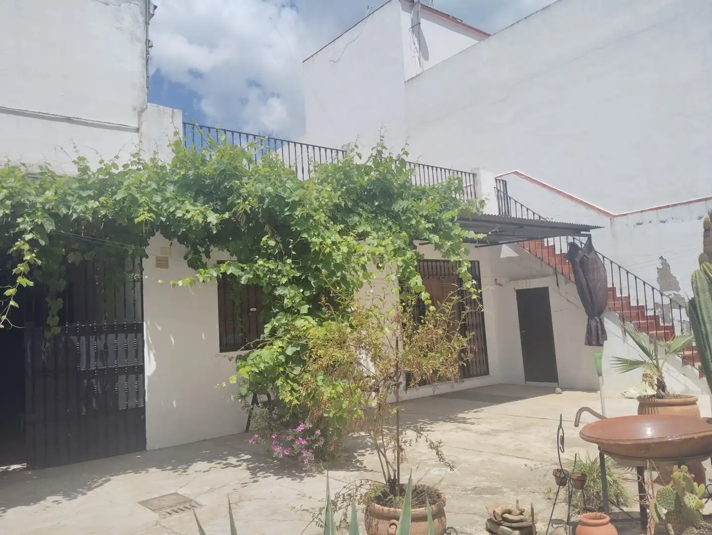 Vista exterior de Casa o xalet en venda en Brenes amb Aire condicionat, Jardí privat i Piscina
