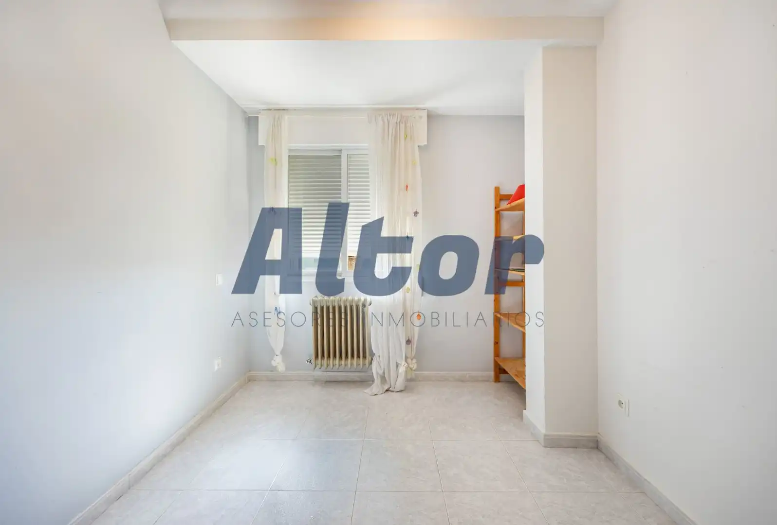 Schlafzimmer von Dachboden zum Verkauf in Fuenlabrada mit Heizung, Terrasse und Alarm