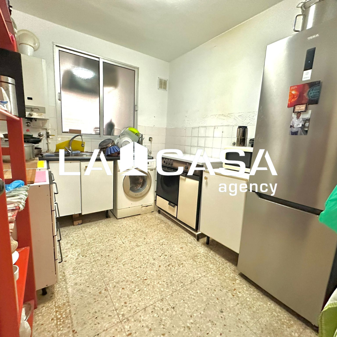 Kitchen of Flat for sale in  Sevilla Capital  with Terrace and Storage room