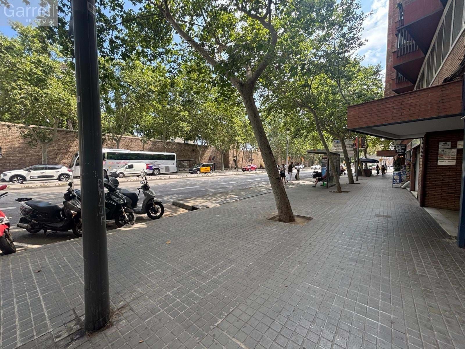 Vista exterior de Local en venda en  Barcelona Capital