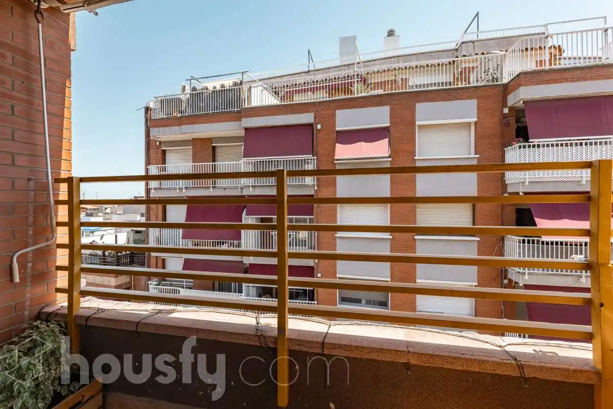 Vista exterior de Piso en venta en Sant Boi de Llobregat con Calefacción, Amueblado y Balcón