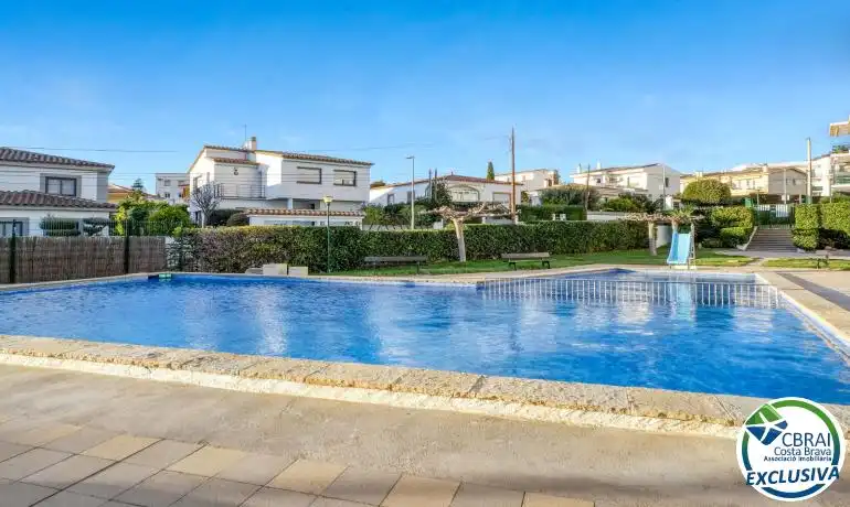 Piscina de Apartament en venda en Roses amb Calefacció, Moblat i Piscina comunitària