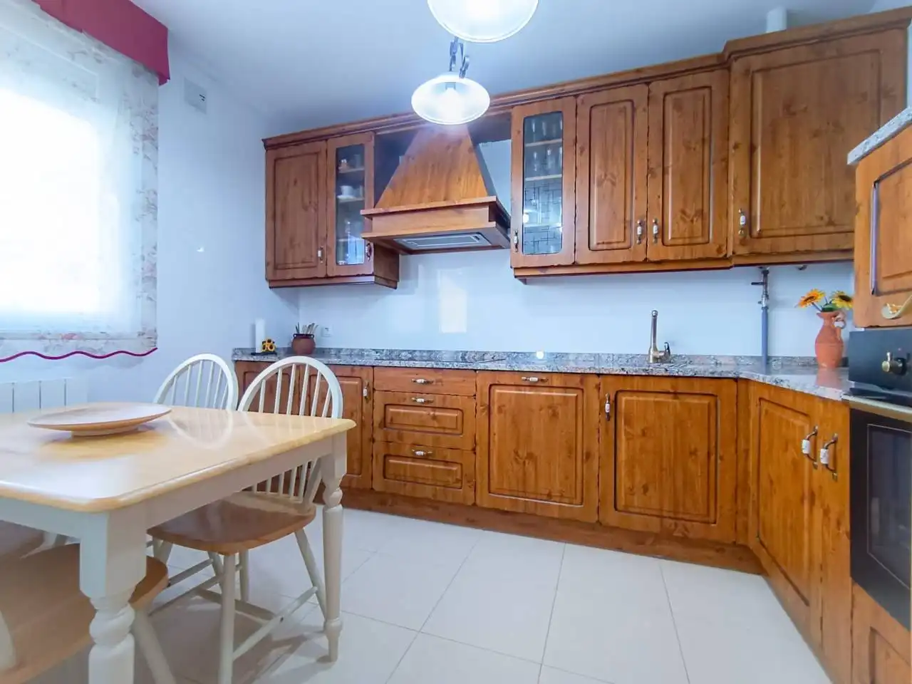 Cuina de Casa o xalet en venda en Burgos amb Calefacció, Jardí privat i Parquet