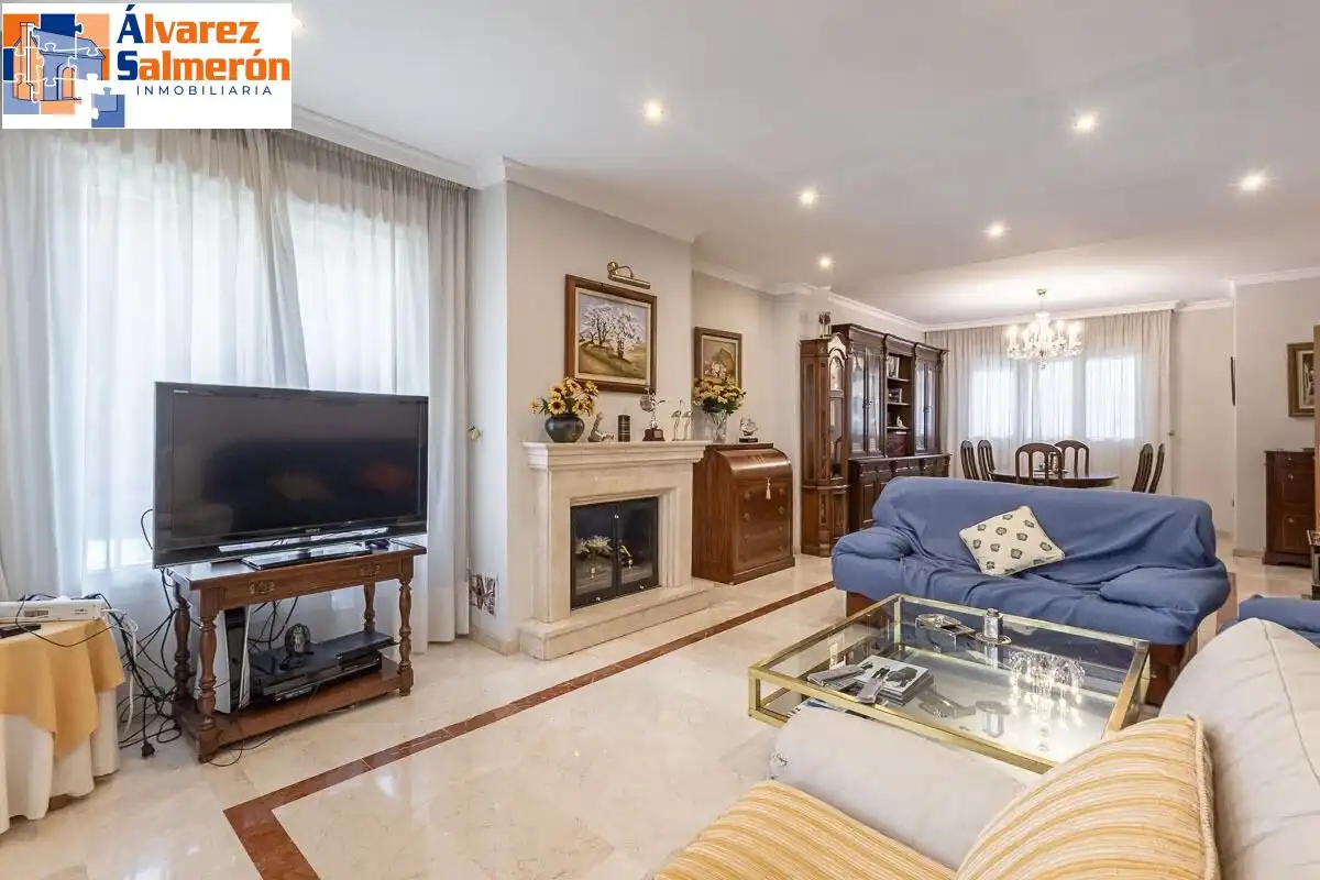 Wohnzimmer von Einfamilien-Reihenhaus zum Verkauf in Granada mit Privatgarten, Terrasse und Schwimmbad