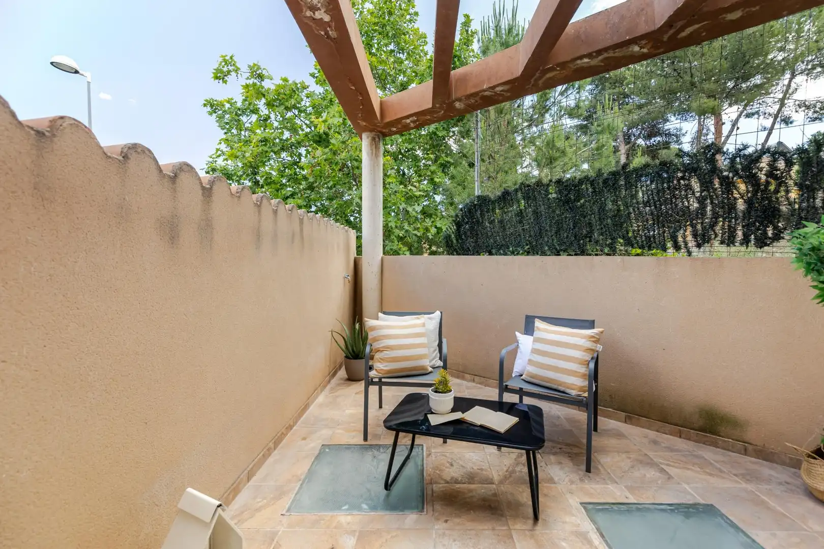 Terrasse von Einfamilien-Reihenhaus zum Verkauf in Gilet mit Terrasse, Abstellraum und Balkon