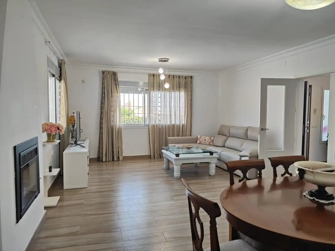 Sala d'estar de Casa o xalet de lloguer en Alhaurín de la Torre amb Aire condicionat, Jardí privat i Piscina