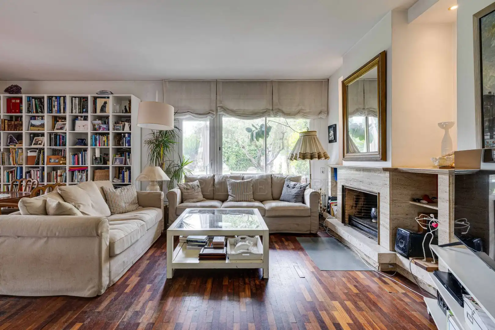 Sala de estar de Casa o chalet en venta en Sant Cugat del Vallès con Calefacción, Jardín privado y Parquet