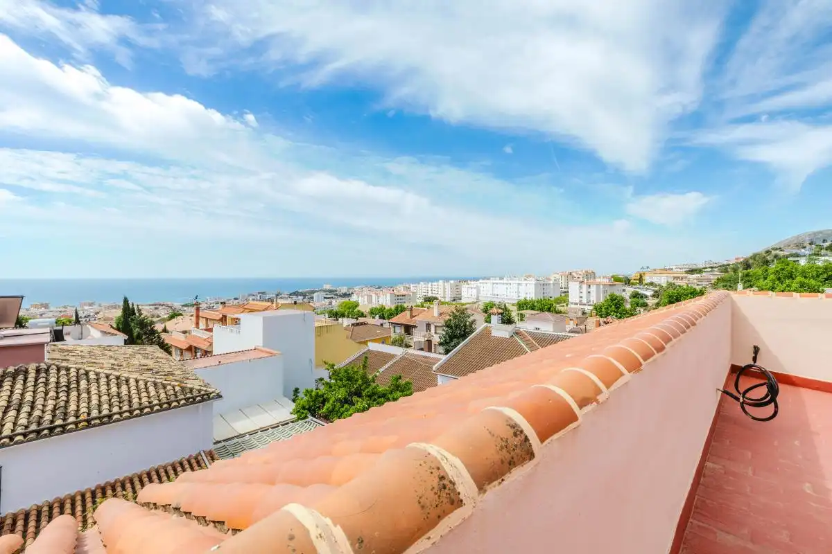 Vista exterior de Casa adosada en venda en Benalmádena amb Aire condicionat, Calefacció i Jardí privat