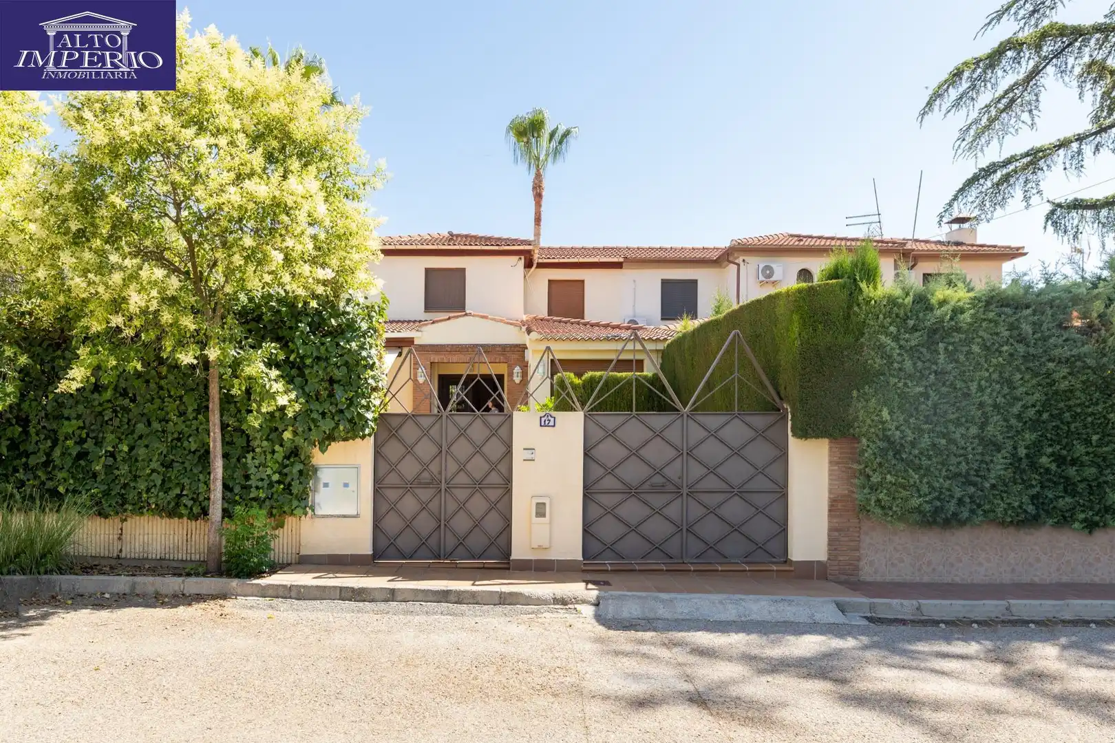 Vista exterior de Casa o xalet en venda en Albolote amb Aire condicionat, Calefacció i Jardí privat
