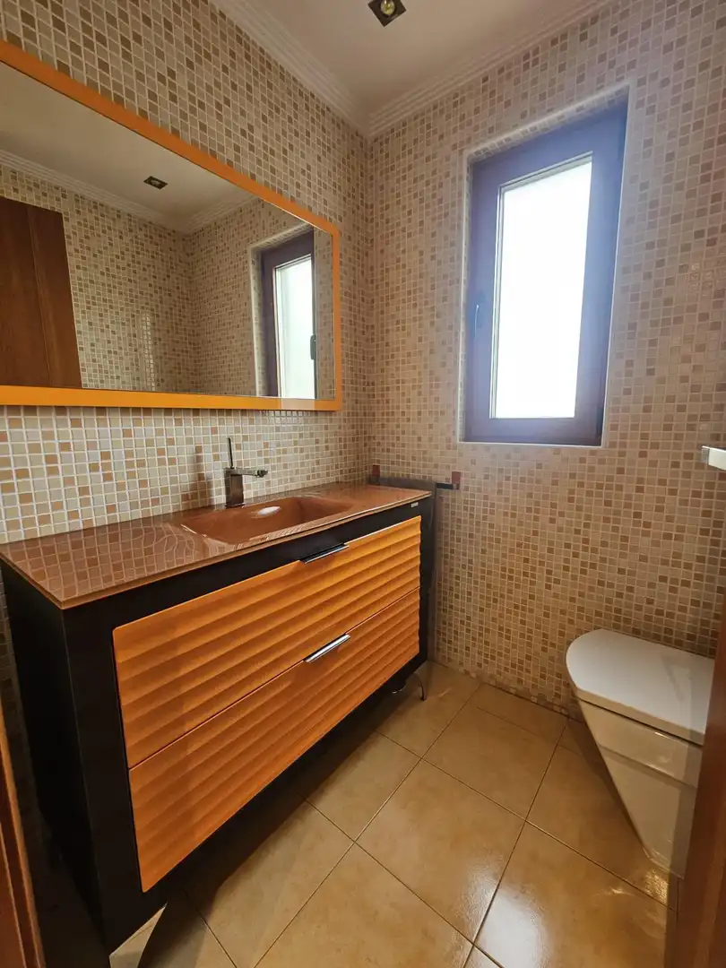 Bany de Casa adosada en venda en Villamayor amb Calefacció, Parquet i Traster