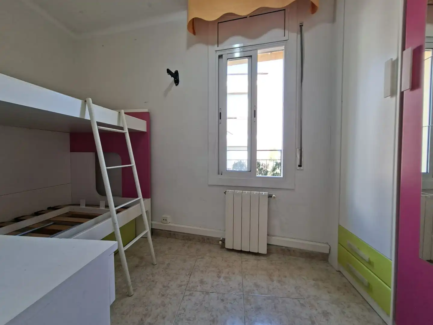 Schlafzimmer von Dachboden zum Verkauf in Badalona mit Klimaanlage, Heizung und Terrasse