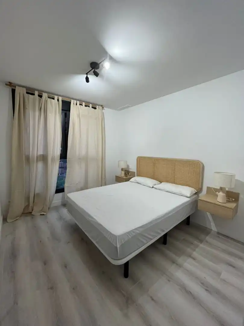 Schlafzimmer von Wohnung zur Miete in Valencia mit Klimaanlage, Heizung und Möbliert