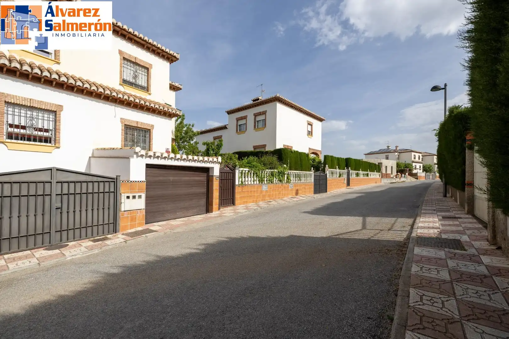 Vista exterior de Casa adosada en venda en La Zubia amb Terrassa, Traster i Piscina