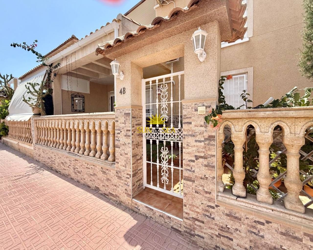 Vista exterior de Casa adosada de lloguer en Torrevieja amb Aire condicionat, Calefacció i Jardí privat