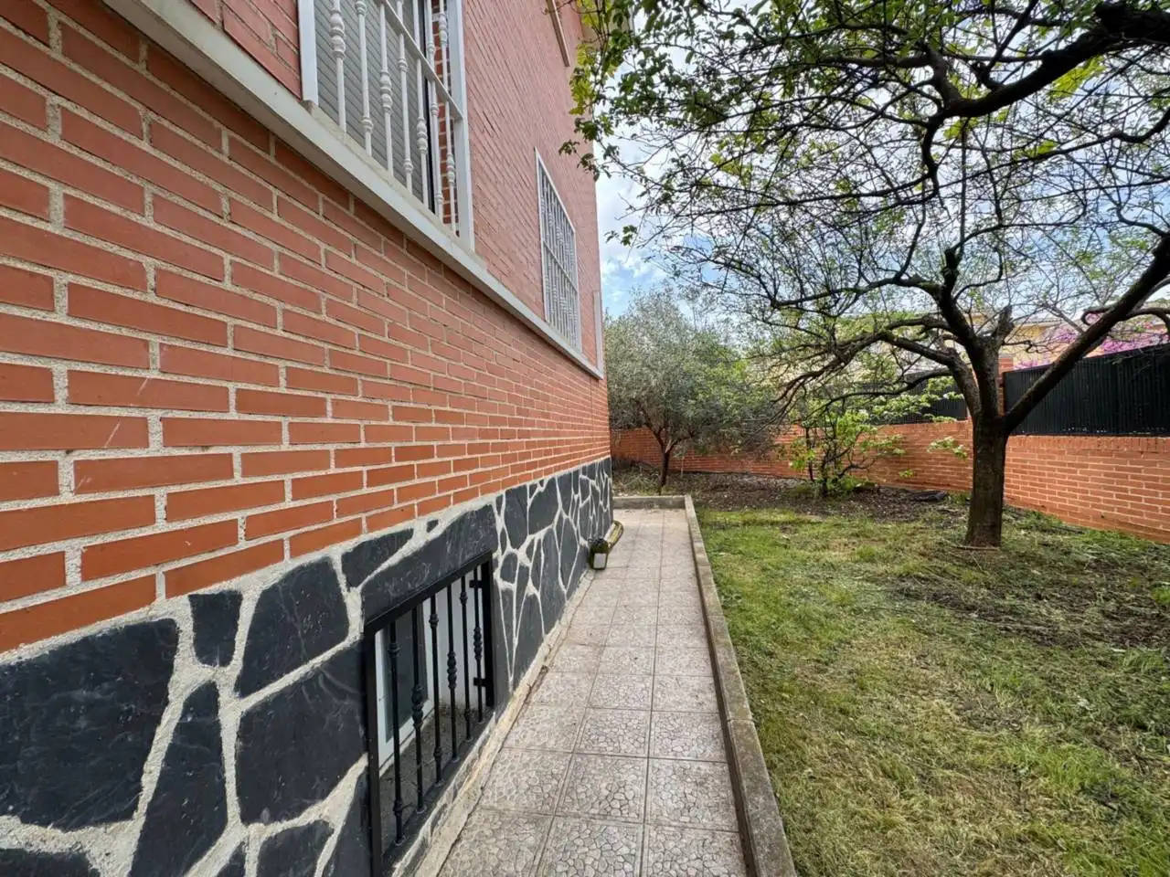 Vista exterior de Casa o chalet en venta en Meco con Calefacción, Jardín privado y Terraza