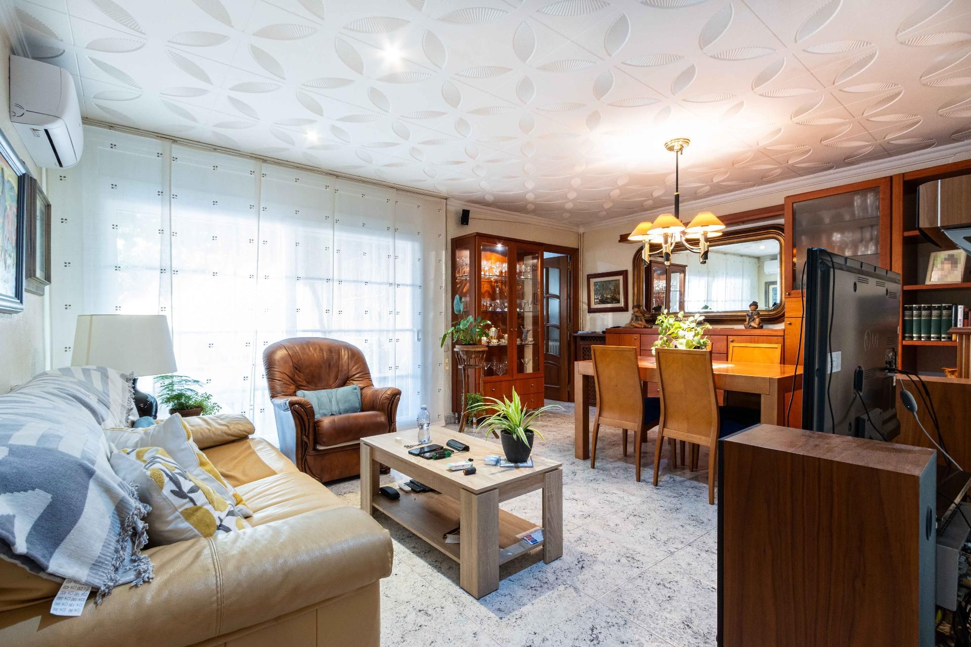 Sala de estar de Casa o chalet en venta en Castellar del Vallès con Aire acondicionado, Calefacción y Jardín privado