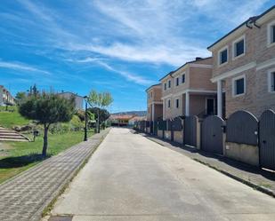 Vista exterior de Casa o xalet en venda en Plasencia amb Aire condicionat, Calefacció i Jardí privat