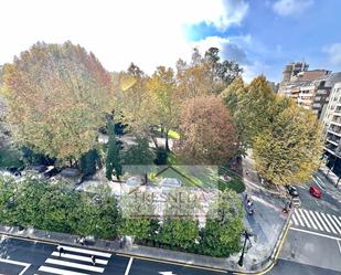 Vista exterior de Pis en venda en Oviedo  amb Calefacció, Parquet i Traster