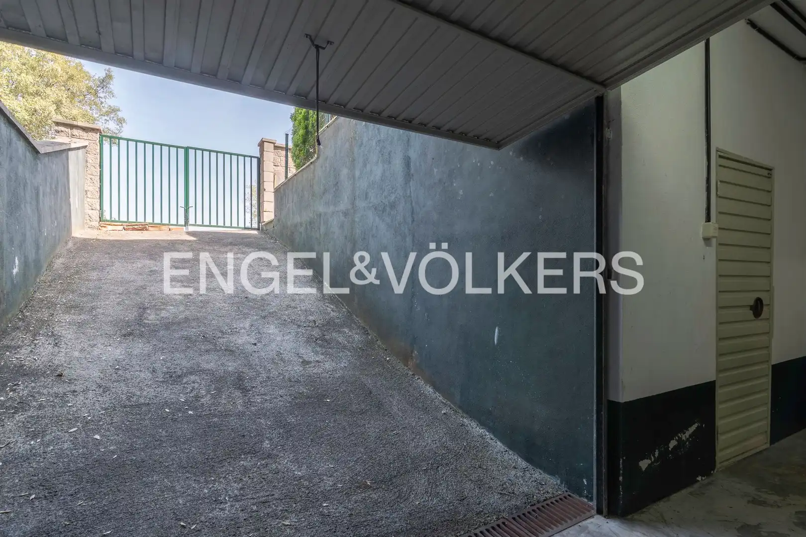Parkplatz von Einfamilien-Reihenhaus zum Verkauf in Gamiz-Fika mit Heizung, Privatgarten und Terrasse
