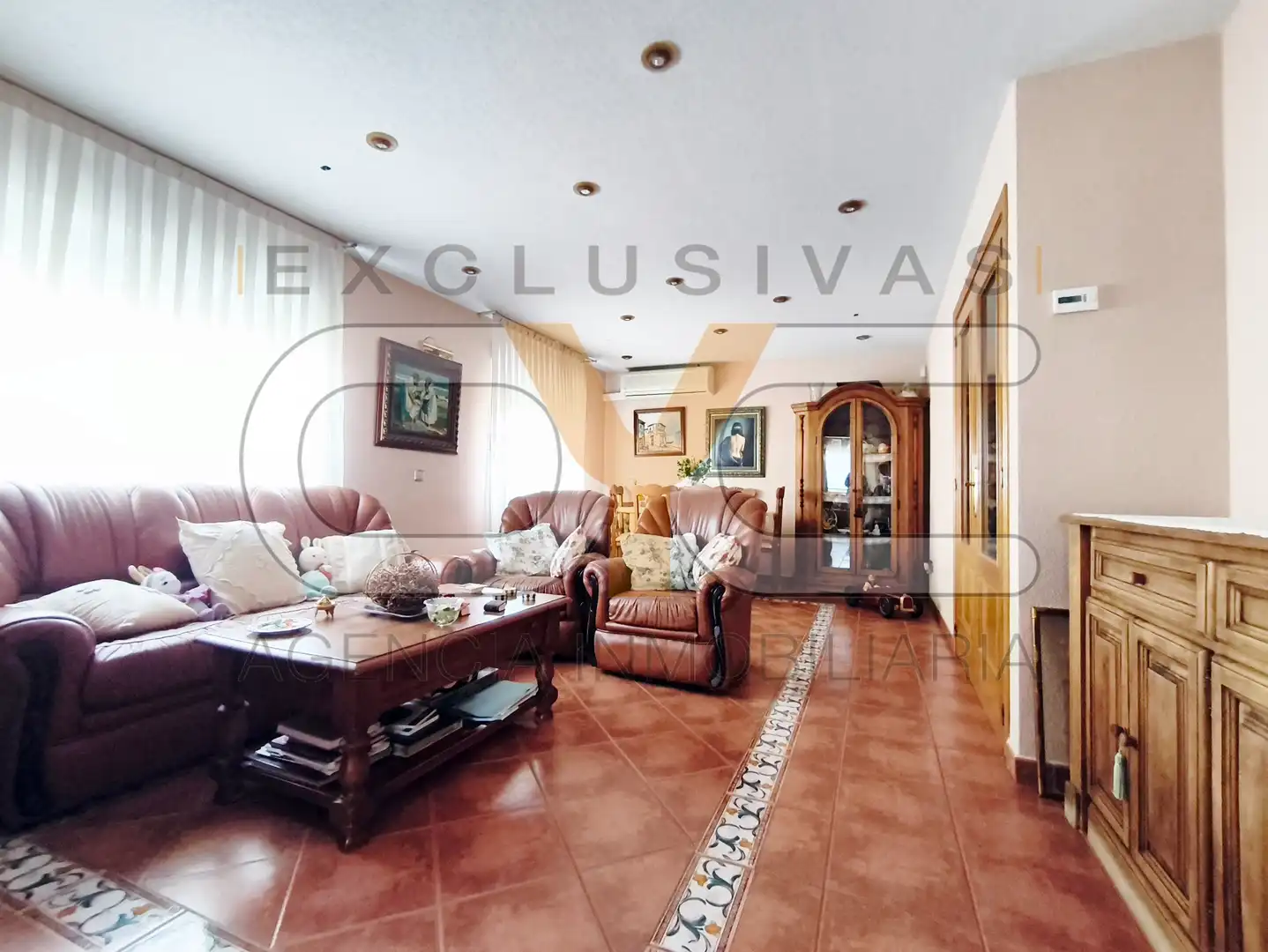 Sala de estar de Casa adosada en venta en Serranillos del Valle con Aire acondicionado, Calefacción y Jardín privado