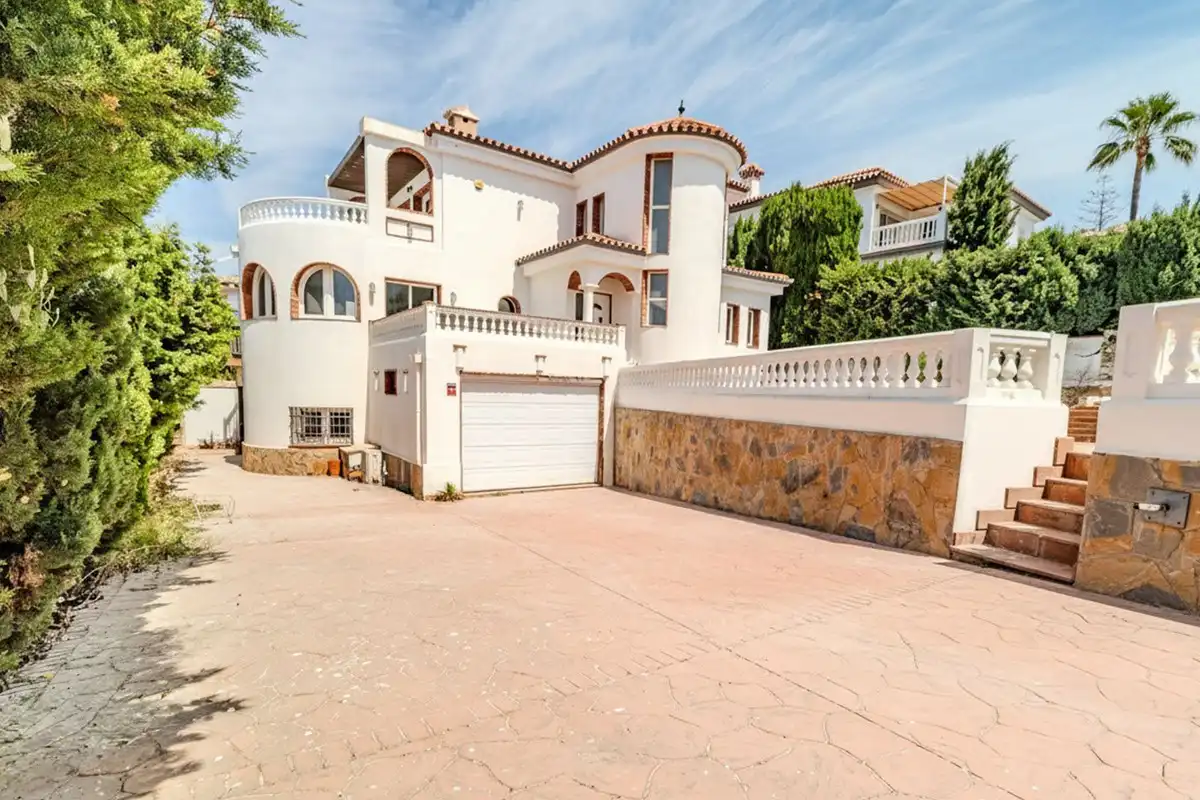 Vista exterior de Casa o xalet en venda en Mijas amb Aire condicionat, Jardí privat i Terrassa