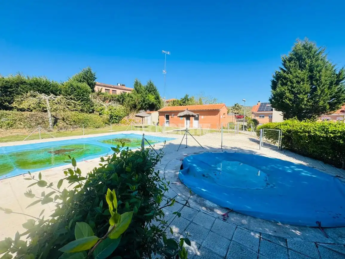 Piscina de Casa adosada en venda en Toledo amb Aire condicionat, Calefacció i Terrassa