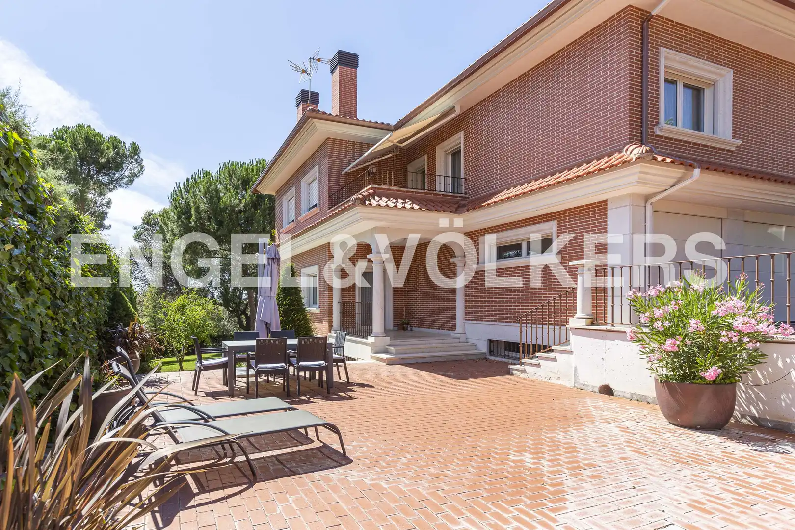 Vista exterior de Casa o xalet de lloguer en Villaviciosa de Odón amb Aire condicionat, Calefacció i Jardí privat
