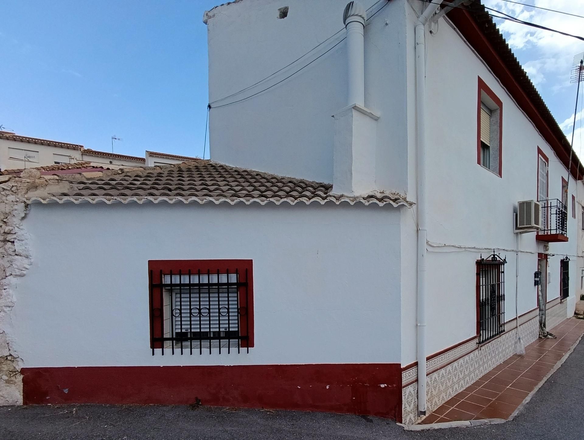Vista exterior de Casa adosada en venda en Villanueva de las Torres amb Calefacció i Balcó