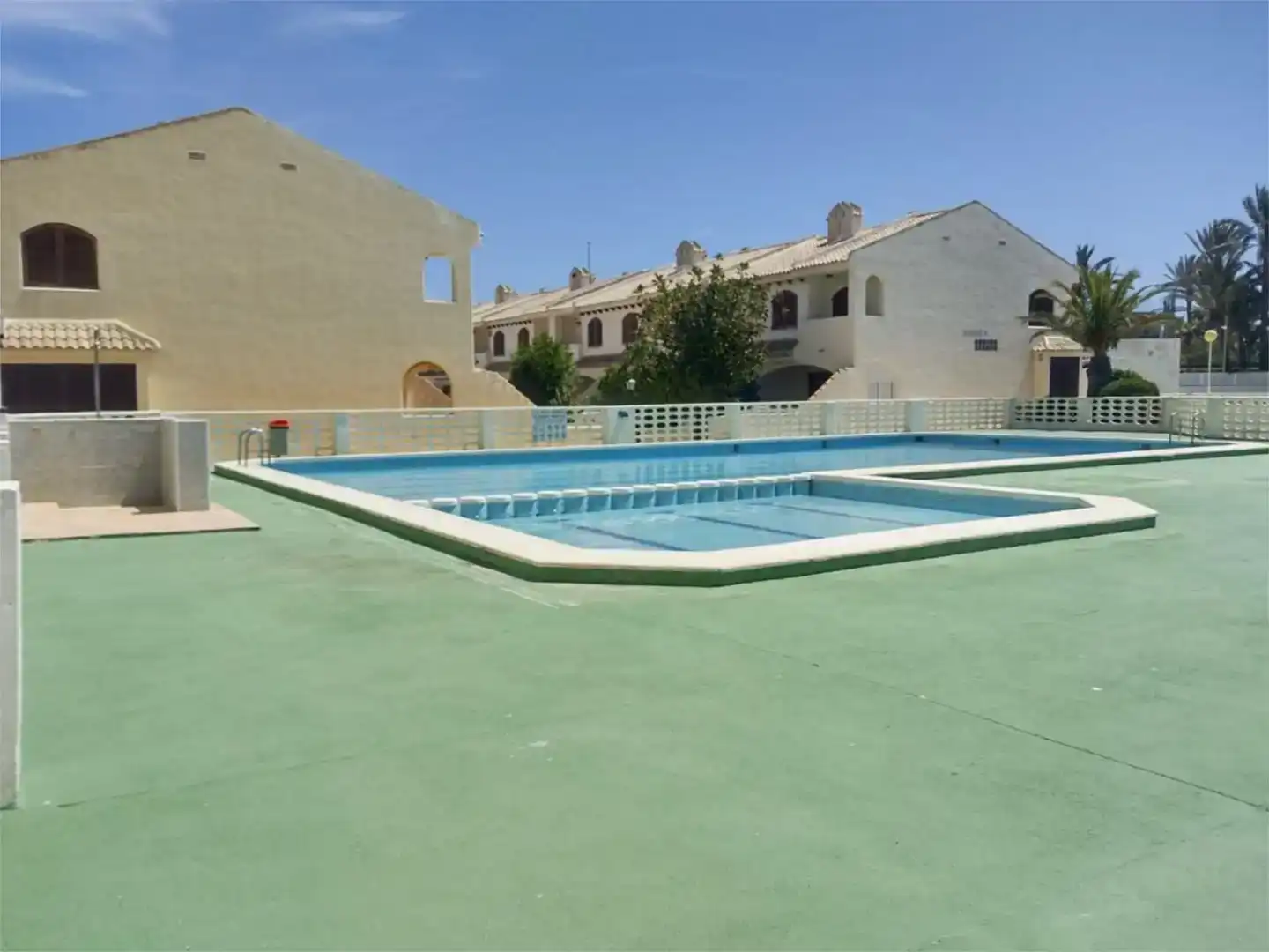 Piscina de Pis de lloguer en La Manga del Mar Menor amb Aire condicionat, Piscina i Moblat