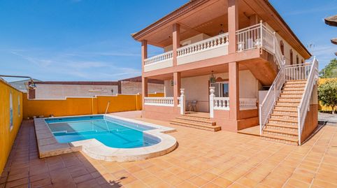 Impresionante Chalet en Lachar con Piscina y Amplios Espacios!