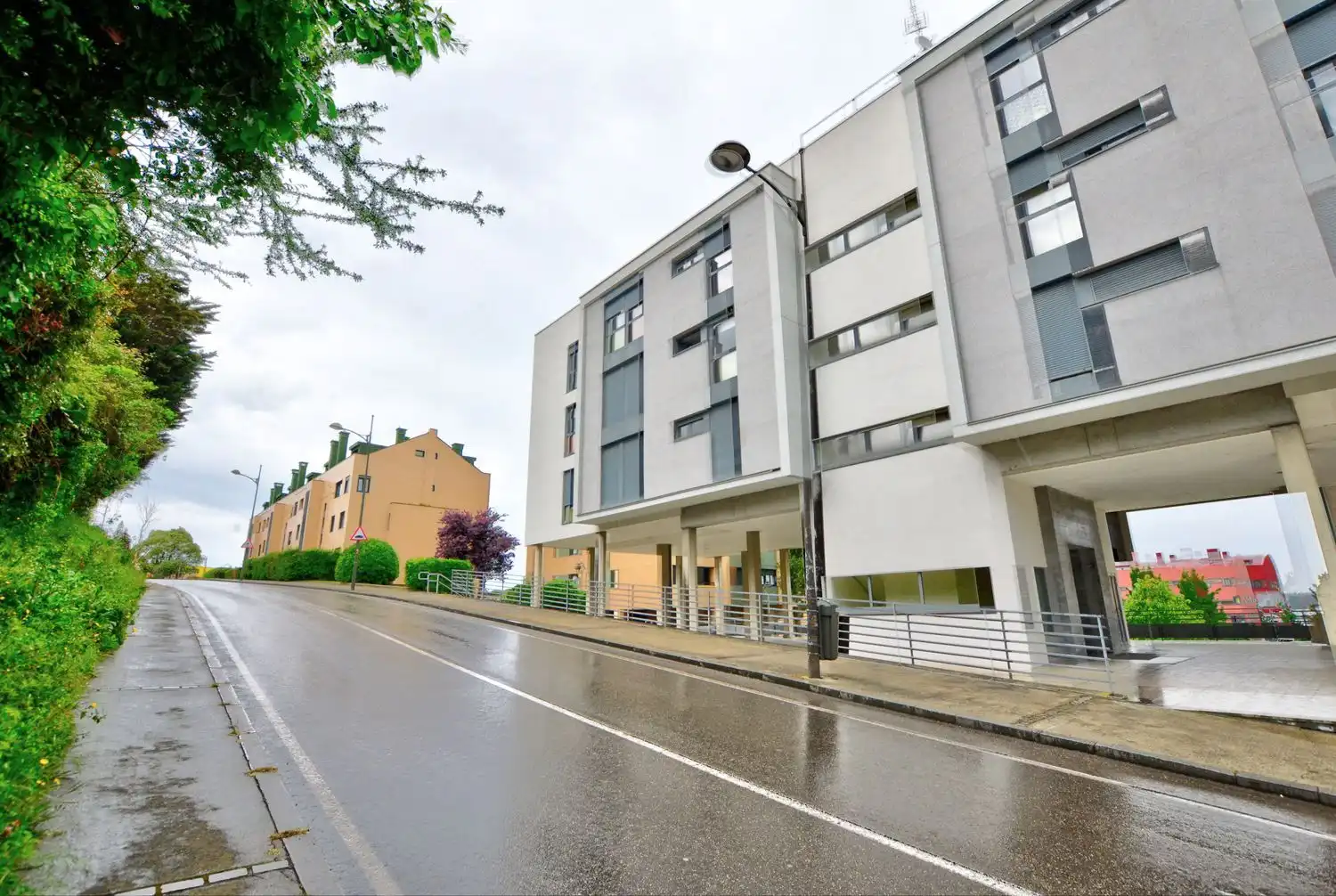 Außenansicht von Wohnung zum Verkauf in Avilés mit Heizung, Abstellraum und Schwimmbad