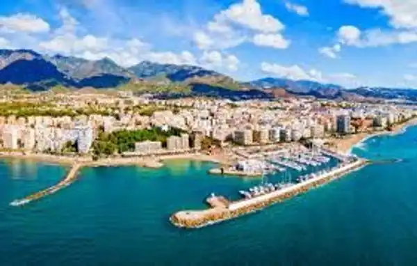 Vista exterior de Dúplex en venda en Marbella amb Aire condicionat i Balcó