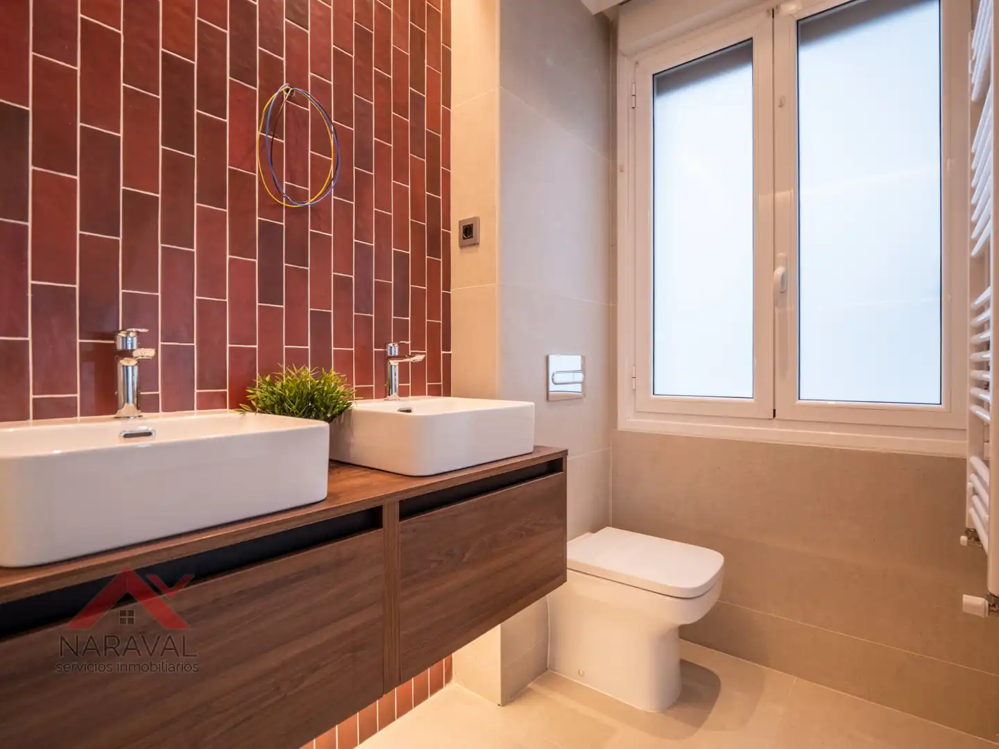 Bathroom of Flat for sale in  Pamplona / Iruña  with Air Conditioner, Heating and Oven