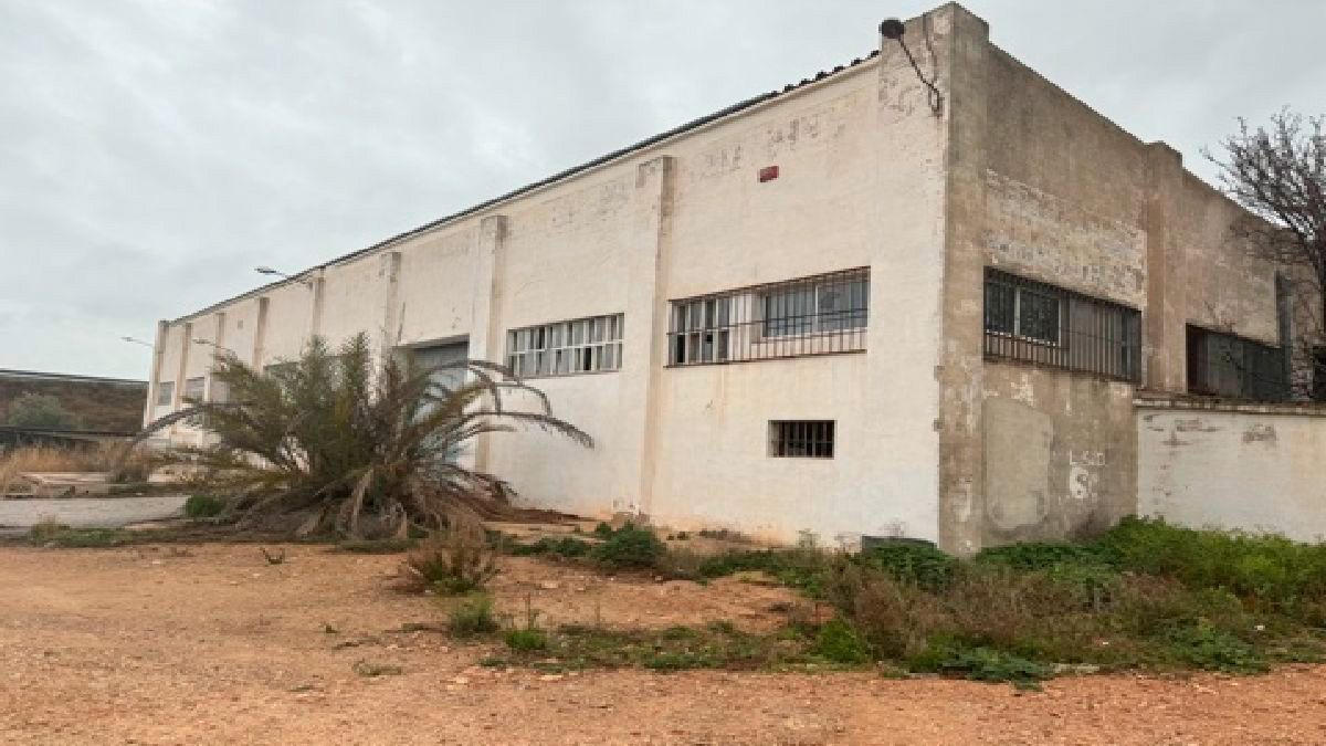 Vista exterior de Nau industrial en venda en Camarles