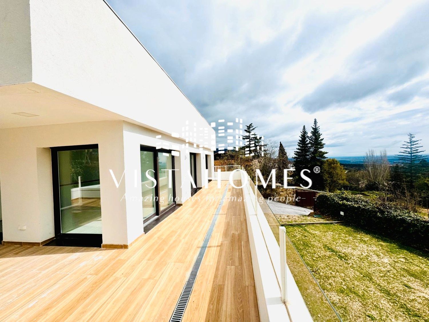 Vista exterior de Casa o xalet en venda en Miraflores de la Sierra amb Aire condicionat, Calefacció i Jardí privat