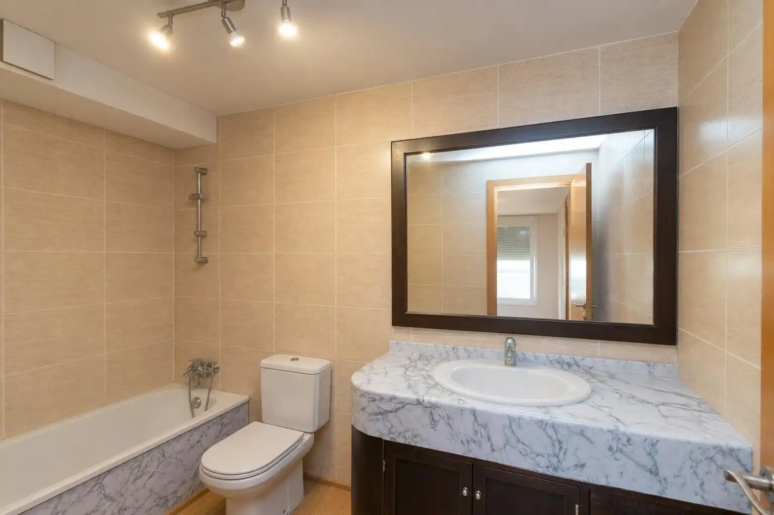 Baño de Apartamento en venta en Marbella con Aire acondicionado, Calefacción y Terraza