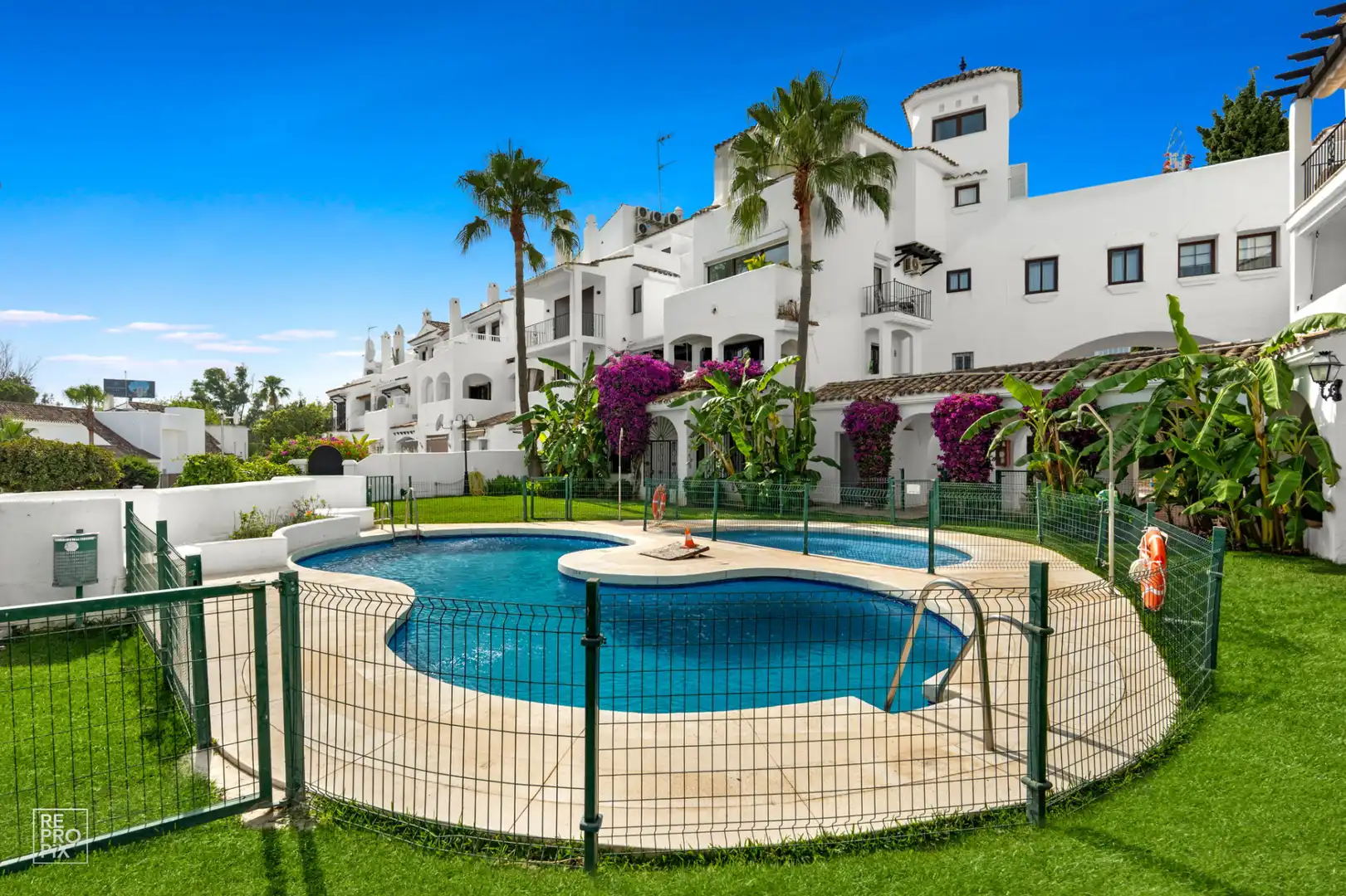Vista exterior de Àtic en venda en Nueva Andalucía