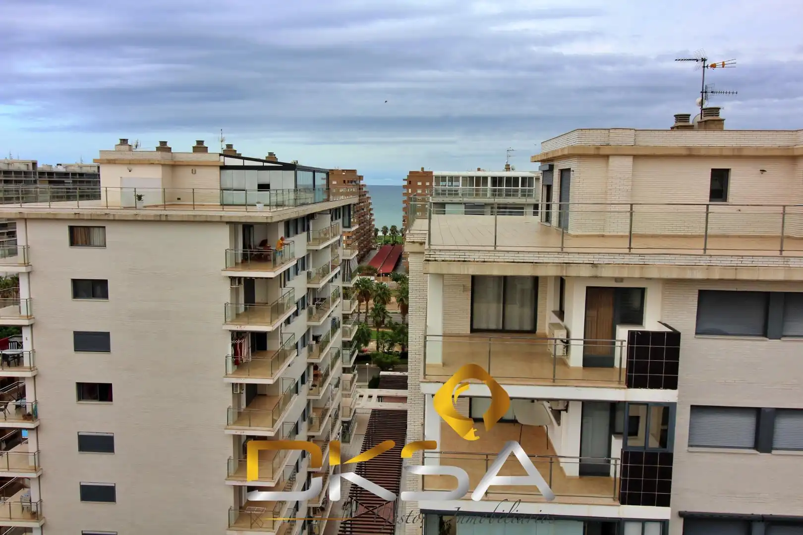 Vista exterior de Àtic en venda en Oropesa del Mar / Orpesa amb Aire condicionat, Calefacció i Jardí privat