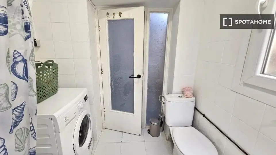 Baño de Piso de alquiler en Madrid con Aire acondicionado, Calefacción y Amueblado