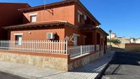 Vista exterior de Casa adosada en venda en Las Ventas Con Peña Aguilera amb Aire condicionat, Calefacció i Jardí privat