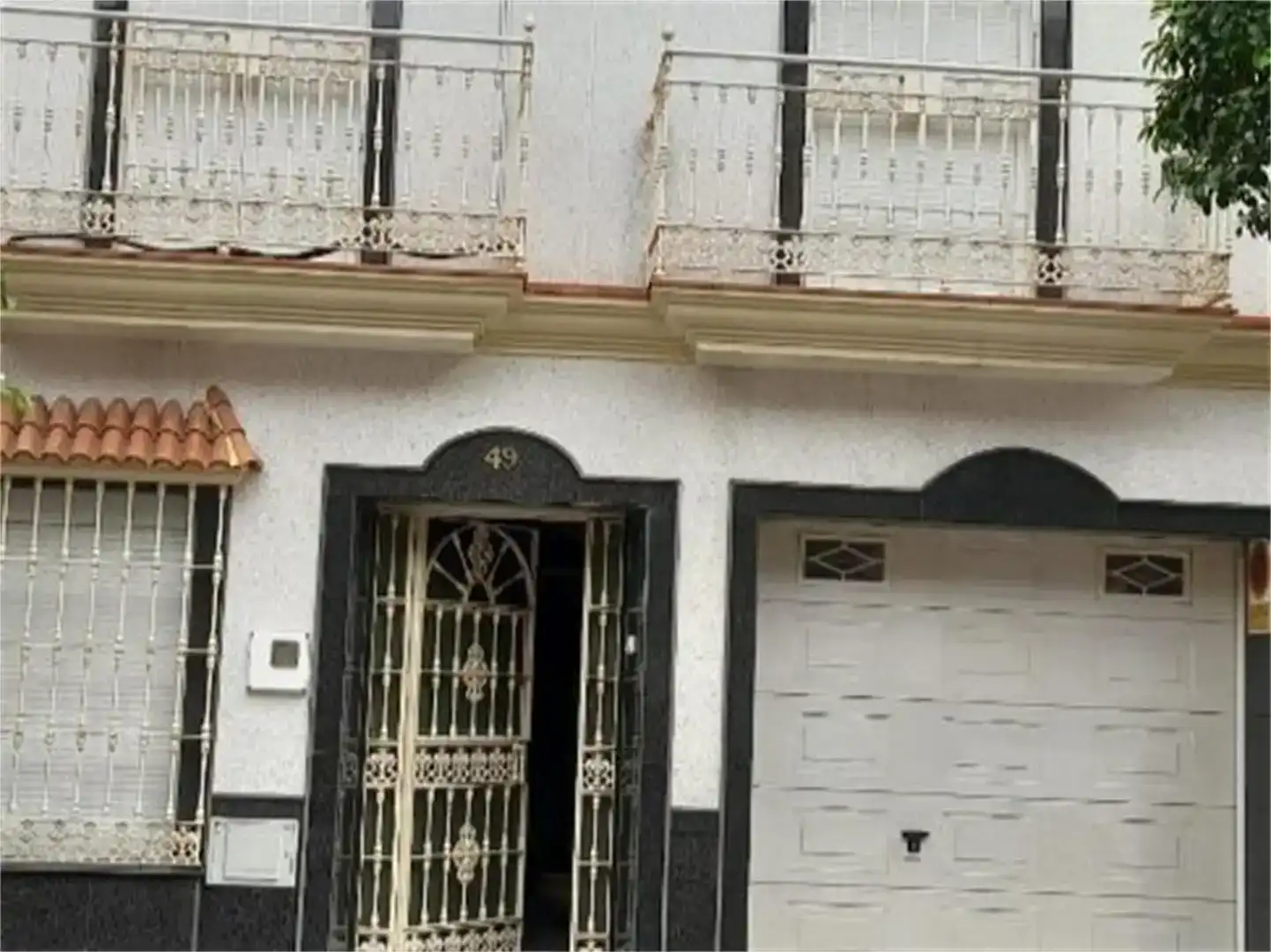Vista exterior de Casa adosada en venda en Dos Hermanas amb Aire condicionat i Balcó