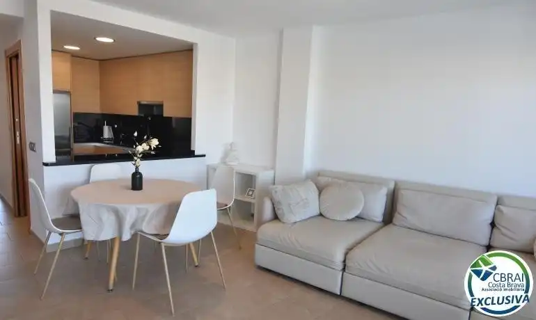 Sala d'estar de Apartament en venda en Roses amb Aire condicionat, Terrassa i Moblat