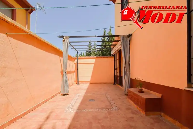 Vista exterior de Casa adosada en venta en Alhendín con Calefacción, Jardín privado y Terraza