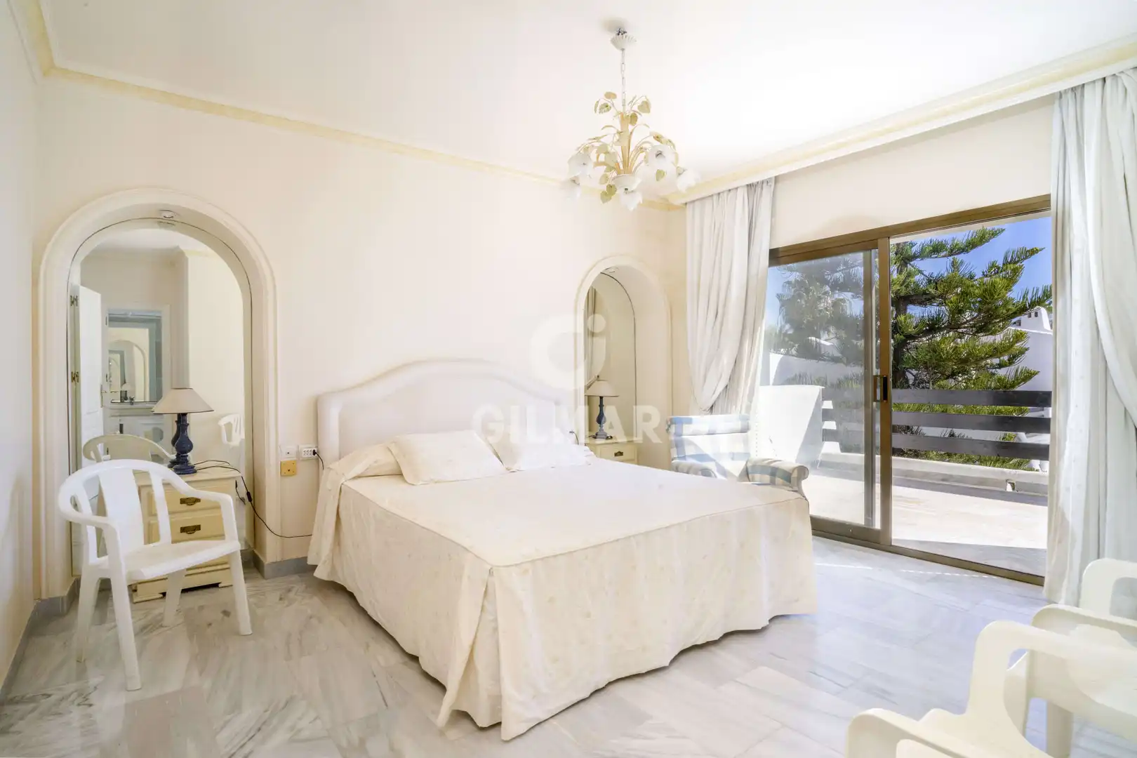 Schlafzimmer von Einfamilien-Reihenhaus zum Verkauf in Marbella mit Heizung, Privatgarten und Schwimmbad
