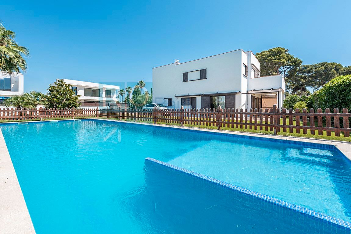Piscina de Casa o xalet en venda en Cambrils amb Aire condicionat, Calefacció i Jardí privat